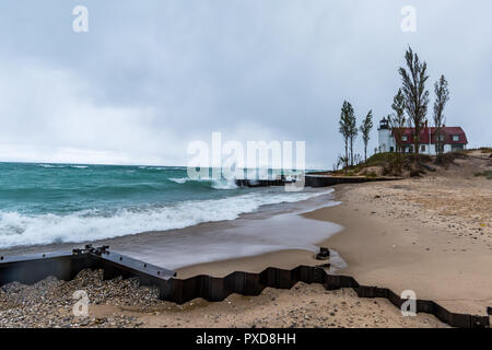 Große Wellen Pfund am Ufer vor der Point Betsie Lighthouse, Frankfort, Michigan. Stockfoto