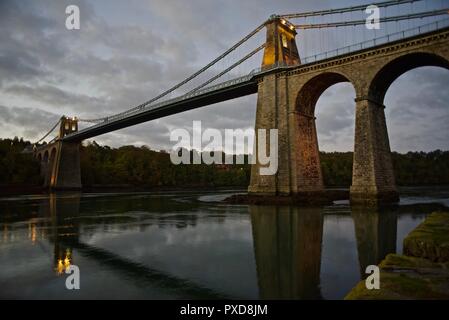 Menai Suspension Bridge in der Morgendämmerung, Menai Bridge, Anglesey, Wales, Großbritannien Stockfoto