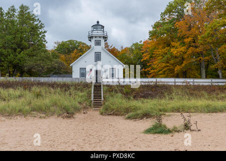 Alte Mission Point LIghthouse an einem Herbsttag. Traverse City, Michigan, USA. Stockfoto