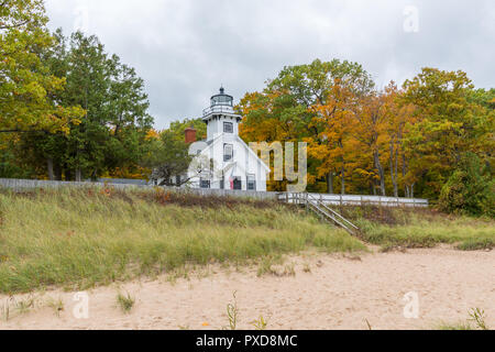 Alte Mission Point LIghthouse an einem Herbsttag. Traverse City, Michigan, USA. Stockfoto