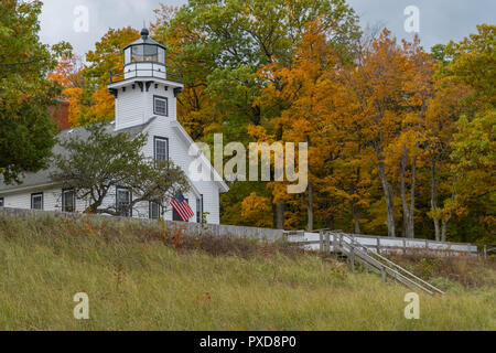 Alte Mission Point Lighthouse an einem Herbsttag. Traverse City, Michigan, USA. Stockfoto