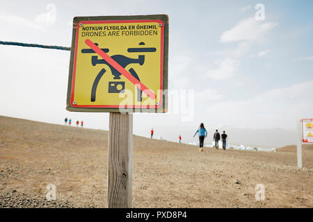 Eine Drohne fliegen Zeichen an einem beliebten Reiseziel in Island. Stockfoto