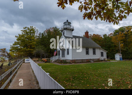 Alte Mission Point Lighthouse an einem Herbsttag. Traverse City, Michigan, USA. Stockfoto