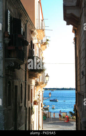 In Siracusa - Italien - August/2010 - Street im historischen Viertel von Ortigia, in Syrakus, Sizilien Stockfoto