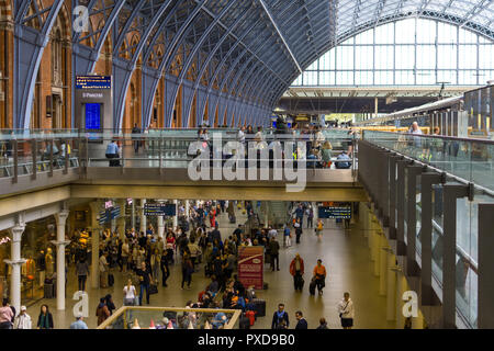 Hinblick auf die Erste und das Erdgeschoss von St Pancras International mit Menschen zu Fuß, London, UK Stockfoto