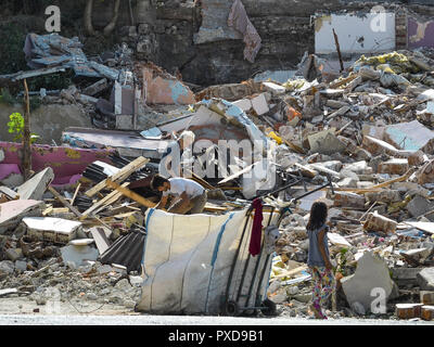 Istanbul, Türkei, 20. September 2018. Eine ältere, eine junge Männer und Mädchen Müll auf den Ruinen eines zerstörten Hauses sammeln. Stockfoto