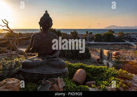 Sonnenuntergang über die Darstellung der Sitzung schutz Buddha hand Gestik und Körperhaltung - mit der rechten Hand angehoben, nach außen gerichteten, linken Hand i Stockfoto