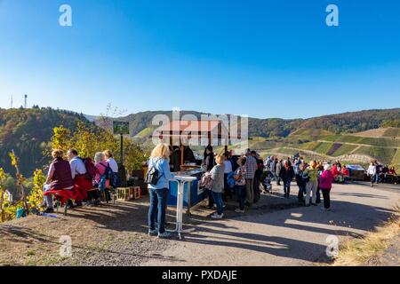 Dernau, Ahr Valley, Deutschland, 10-21-2018. Während der touristischen saeson der lokalen Winzer präsentieren imit Produkte in kleinen Bars auf den Wanderer entlang der Stockfoto