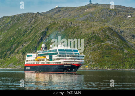 Hurtigruten Fähre ankommen in Hudiksvall, Norwegen Stockfoto