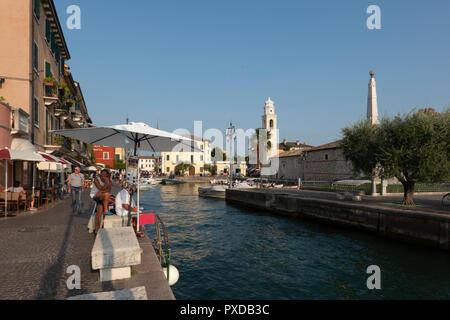 Italien, Gardasee, Lazise, 08.30.2018. Den Hafen von Lazise ist ein beliebter Ort, einen Abend zu verbringen Stockfoto