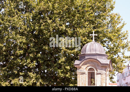 Kirche Dach und Kreuz Stockfoto