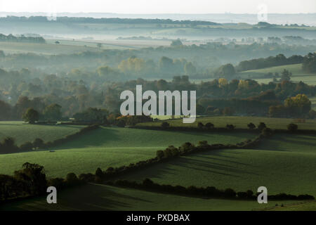 Nebel hängt in den Tälern der die South Downs National Park auf einem Herbstmorgen, in der Nähe von Bishops Waltham, Hampshire, UK Samstag, 20. Oktober 2018 Stockfoto