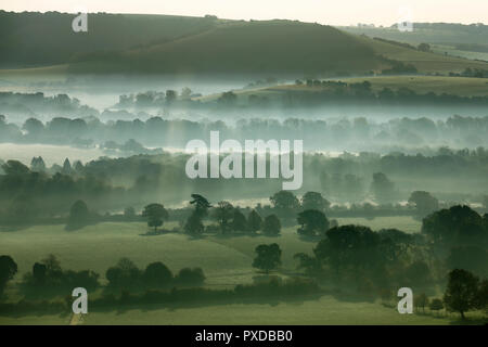 Nebel hängt in den Tälern der die South Downs National Park auf einem Herbstmorgen, in der Nähe von Bishops Waltham, Hampshire, UK Samstag, 20. Oktober 2018 Stockfoto