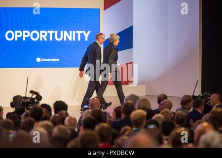 © Chris Bull. 3/10/18 Birmingham, Großbritannien. Schließen Tag der Parteitag der Konservativen Partei in der International Convention Centre in Birmingham, England, heute (Mittwoch, 3. Oktober 2018). Premierminister Theresa kann Ihre Rede zum Abschluss der Konferenz. Theresa May verlässt die Bühne und die conferemce Halle mit ihrem Mann Philip kann. Foto: CHRIS STIER Stockfoto