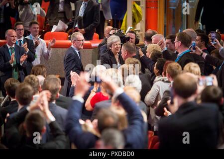 © Chris Bull. 3/10/18 Birmingham, Großbritannien. Schließen Tag der Parteitag der Konservativen Partei in der International Convention Centre in Birmingham, England, heute (Mittwoch, 3. Oktober 2018). Premierminister Theresa kann Ihre Rede zum Abschluss der Konferenz. Theresa May verlässt die Bühne und die conferemce Halle mit ihrem Mann Philip kann. Foto: CHRIS STIER Stockfoto