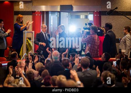 © Chris Bull. 3/10/18 Birmingham, Großbritannien. Schließen Tag der Parteitag der Konservativen Partei in der International Convention Centre in Birmingham, England, heute (Mittwoch, 3. Oktober 2018). Premierminister Theresa kann Ihre Rede zum Abschluss der Konferenz. Theresa May verlässt die Bühne und die conferemce Halle mit ihrem Mann Philip kann. Foto: CHRIS STIER Stockfoto