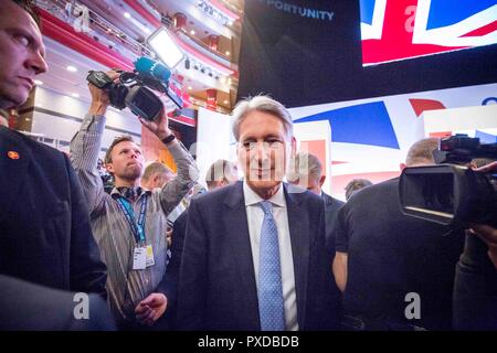 © Chris Bull. 3/10/18 Birmingham, Großbritannien. Schließen Tag der Parteitag der Konservativen Partei in der International Convention Centre in Birmingham, England, heute (Mittwoch, 3. Oktober 2018). Premierminister Theresa kann Ihre Rede zum Abschluss der Konferenz. Konservative Abgeordnete nehmen ihre Plätze. Philip Hammond MP Foto: CHRIS STIER Stockfoto