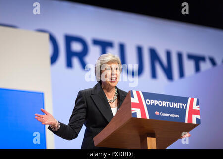 © Chris Bull. 3/10/18 Birmingham, Großbritannien. Schließen Tag der Parteitag der Konservativen Partei in der International Convention Centre in Birmingham, England, heute (Mittwoch, 3. Oktober 2018). Premierminister Theresa kann Ihre Rede zum Abschluss der Konferenz. Foto: CHRIS STIER Stockfoto