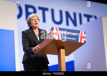 © Chris Bull. 3/10/18 Birmingham, Großbritannien. Schließen Tag der Parteitag der Konservativen Partei in der International Convention Centre in Birmingham, England, heute (Mittwoch, 3. Oktober 2018). Premierminister Theresa kann Ihre Rede zum Abschluss der Konferenz. Foto: CHRIS STIER Stockfoto