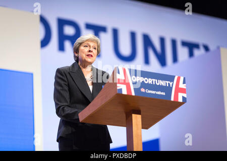 © Chris Bull. 3/10/18 Birmingham, Großbritannien. Schließen Tag der Parteitag der Konservativen Partei in der International Convention Centre in Birmingham, England, heute (Mittwoch, 3. Oktober 2018). Premierminister Theresa kann Ihre Rede zum Abschluss der Konferenz. Foto: CHRIS STIER Stockfoto