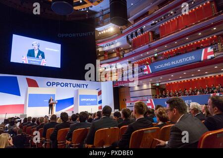 © Chris Bull. 3/10/18 Birmingham, Großbritannien. Schließen Tag der Parteitag der Konservativen Partei in der International Convention Centre in Birmingham, England, heute (Mittwoch, 3. Oktober 2018). Premierminister Theresa kann Ihre Rede zum Abschluss der Konferenz. Foto: CHRIS STIER Stockfoto