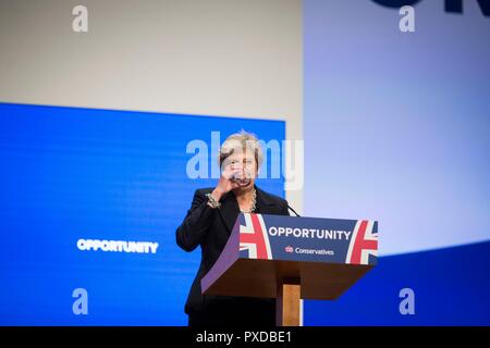 © Chris Bull. 3/10/18 Birmingham, Großbritannien. Schließen Tag der Parteitag der Konservativen Partei in der International Convention Centre in Birmingham, England, heute (Mittwoch, 3. Oktober 2018). Premierminister Theresa kann Ihre Rede zum Abschluss der Konferenz. Foto: CHRIS STIER Stockfoto