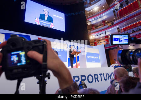 © Chris Bull. 3/10/18 Birmingham, Großbritannien. Schließen Tag der Parteitag der Konservativen Partei in der International Convention Centre in Birmingham, England, heute (Mittwoch, 3. Oktober 2018). Premierminister Theresa kann Ihre Rede zum Abschluss der Konferenz. Foto: CHRIS STIER Stockfoto