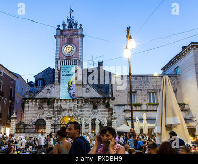 Stadtwache Gebäude (Gradska staza) am Platz des Volkes (Narodni Trg) in der Altstadt von Zadar, Dalmatien, Kroatien Stockfoto