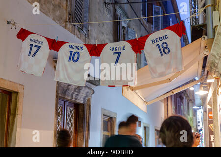 Kroatischen Fußball-Trikots hängen an Zeilen über eine Straße in Zadar. T-Shirts tragen die Namen von Mandzukic, Modric, Rakitic & Rebic Stockfoto