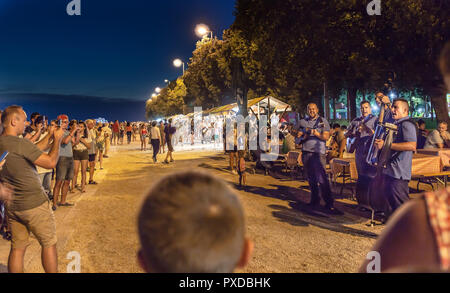 Musiker unterhalten Touristen auf thepromenade Neben der Strasse in der Altstadt von Zadar, Dalmatien, Kroatien Stockfoto