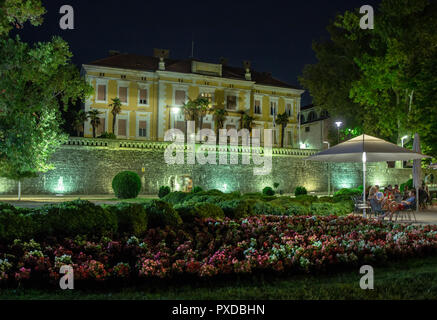 Zadar Rathaus am Abend gesehen von der Promenade Stockfoto