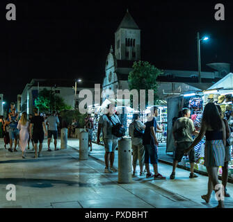 Zadar im freien Markt und Touristen vor der St Marys Kirche & Kloster der Benediktiner, Kroatien 2018 Stockfoto