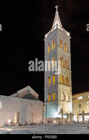 Touristen relaxiingin eine Bar im Freien am Fuße der Glockenturm der Kathedrale der hl. Anastasia in Zadar, Stadt, Dalmatien, Kroatien Stockfoto