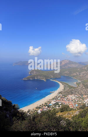 Mit Blick auf Oludeniz Beach in der Türkei, ist ein kleines Dorf und Beach Resort in Fethiye Bezirk der Provinz Muğla, auf den türkisblauen Küste im Südwesten der Türkei, in der Verbindung von der Ägäis und Mittelmeer. Stockfoto