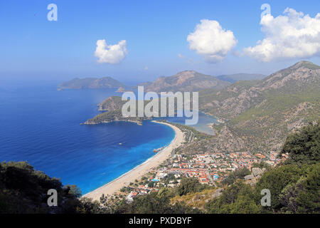 Mit Blick auf Oludeniz Beach in der Türkei, ist ein kleines Dorf und Beach Resort in Fethiye Bezirk der Provinz Muğla, auf den türkisblauen Küste im Südwesten der Türkei, in der Verbindung von der Ägäis und Mittelmeer. Stockfoto