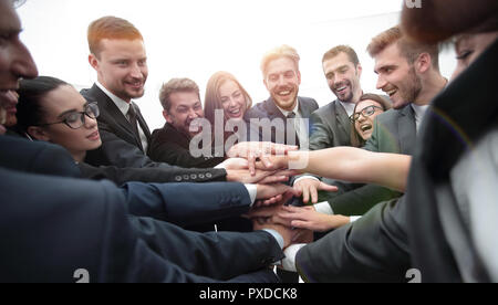 Große Gruppe von Menschen, die mit gefalteten Händen zusammen Stockfoto