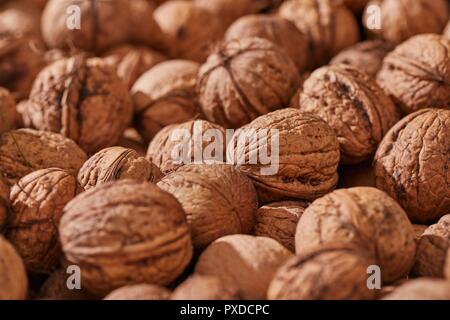 Walnüsse in einem Stapel Stockfoto