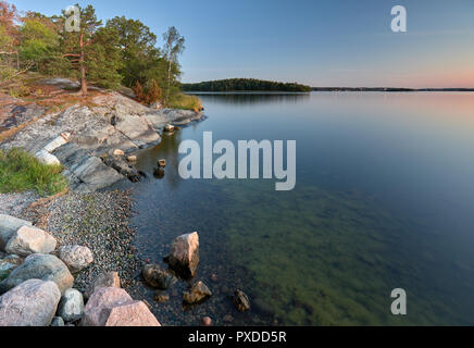 Ruhige Küste am Abend Blick auf Stora Värtan, in der Nähe von Stockholm, Schweden Stockfoto