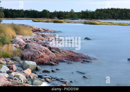 Glatt am Abend Blick auf die Westküste von Gräsö, Norden Roslagen, Schweden Stockfoto