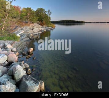 Ruhige Küste am Abend Blick auf Stora Värtan, in der Nähe von Stockholm, Schweden Stockfoto