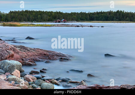 Glatt am Abend Blick auf die Westküste von Gräsö, Norden Roslagen, Schweden Stockfoto