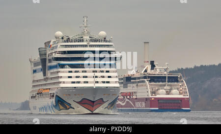 AIDA Kreuzfahrtschiff treffen Viking Line Fähre in den Gewässern von Stockholm, Schweden Stockfoto