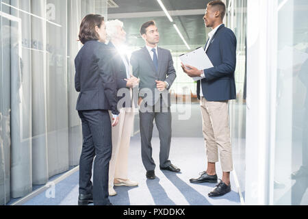 Moderne Afrikanische manager Ziele vor Business Team Stockfoto