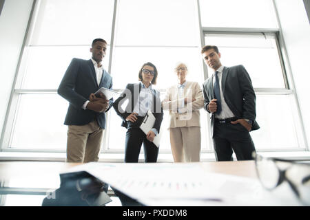 Zuversichtlich, multi-ethnischen Business Team gegen Fenster Stockfoto