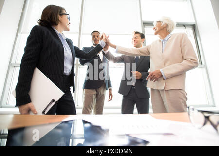 Erfolgreiche Business Team hoch fünf im Büro Stockfoto