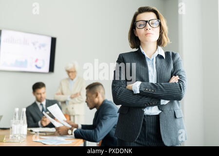 Ernsthafte weibliche Führungskraft im Anzug Stockfoto