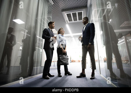 Nachdenklich business Mitarbeiter trinken Kaffee im Büro Flur Stockfoto