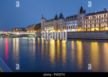 Seine und Conciergerie, Paris, Frankreich Stockfoto