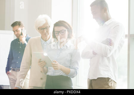 Konzentriertes Business Team arbeiten mit online-Daten Stockfoto