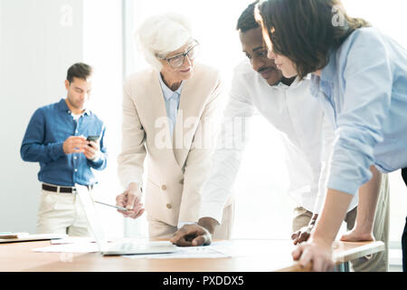 Property Agent angezeigt online Gehäuse plan zu koppeln. Stockfoto